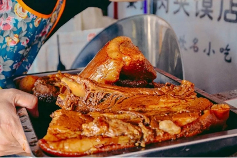 第一次吃西安肉夾饃，怎么假裝成為老桿模樣？